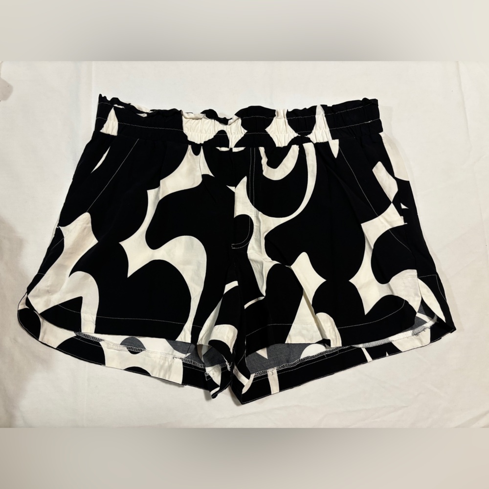 A New Day Black and White Women's pull on Shorts with pockets, L